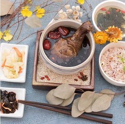 羅思容的鄉愁滋味─仙草雞